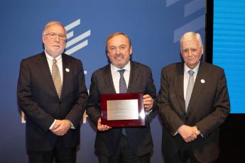 Josep Mateu, president del RACC, Premi Especial ACDE Nit del Dirigent Esportiu Català 2022 (al centre), amb Pere Sust, president de l'ACDE (a la dreta) i Francesc Sanahuja, membre de la Junta de l'ACDE (a l'esquerra)